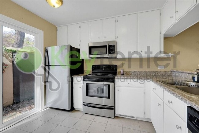 2254 Woodside Ln in Sacramento, CA - Building Photo - Building Photo