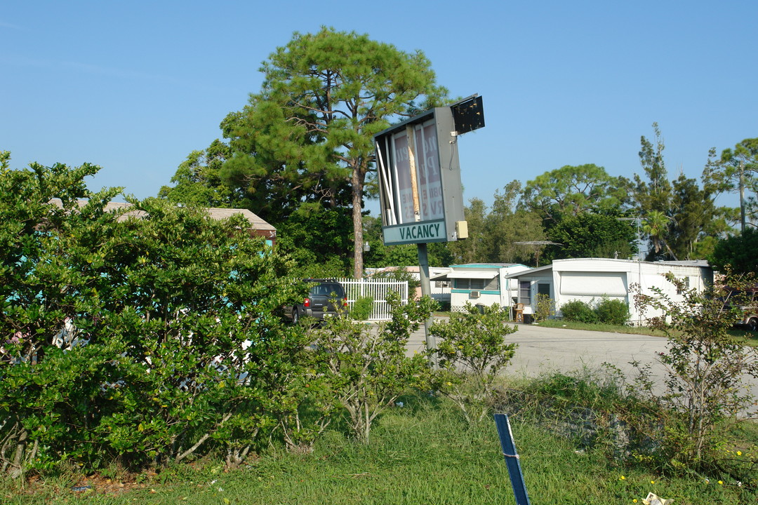 3265 S Us Highway 1 in Fort Pierce, FL - Building Photo