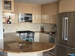 4 Horizon Rd N in Fort Lee, NJ - Building Photo - Building Photo