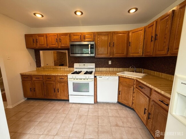 309 Constitution Cir in North Brunswick, NJ - Building Photo - Building Photo