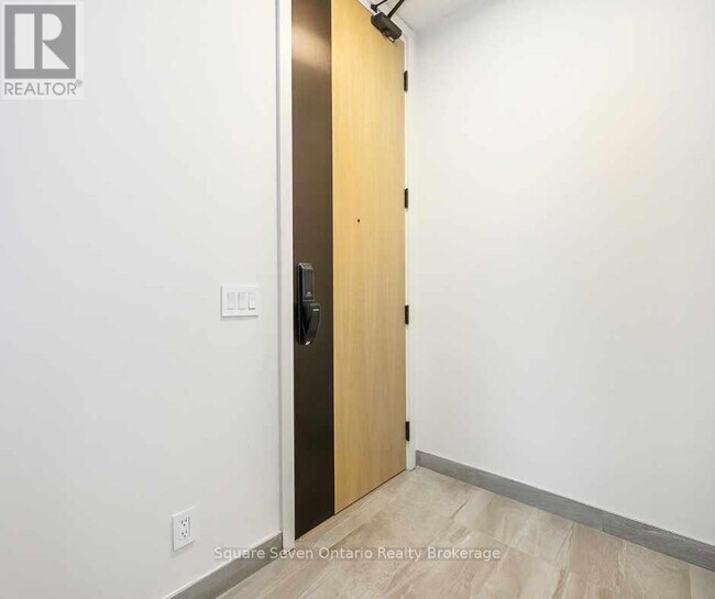 123 Maurice Dr in Oakville, ON - Building Photo - Building Photo