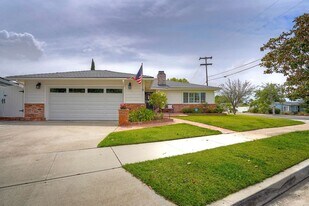 2511 Meadow Lark Dr in San Diego, CA - Building Photo