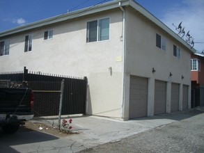 14257 Roscoe Blvd in Panorama City, CA - Foto de edificio - Building Photo