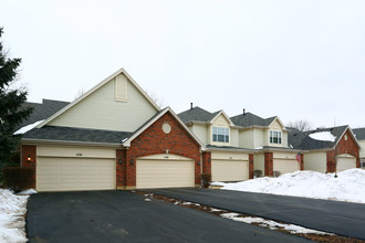 Links at Poplar Creek Townhomes in Schaumburg, IL - Building Photo - Building Photo