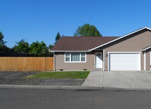 135-246 Kylee St in Roseburg, OR - Building Photo - Building Photo