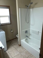 1320 Englewood Ave in Waterloo, IA - Building Photo - Building Photo