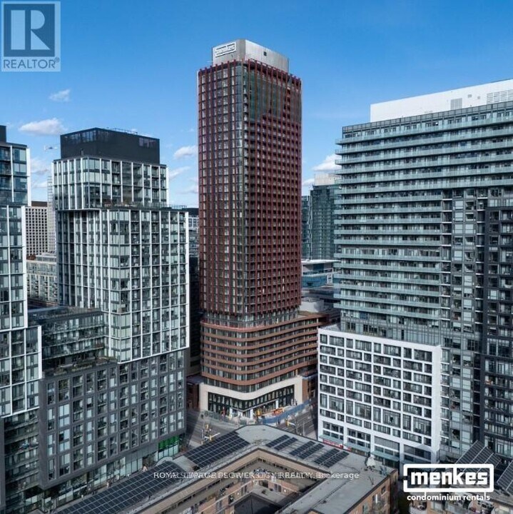 180 Front St E in Toronto, ON - Building Photo