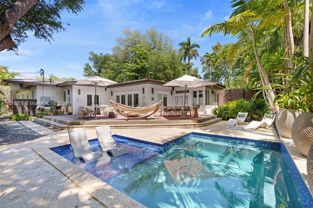3055 Kirk St in Miami, FL - Foto de edificio