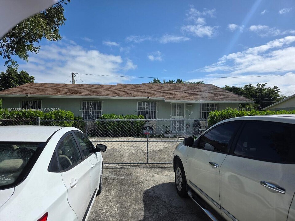 409 SW 8th Ave in Florida City, FL - Building Photo
