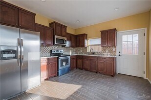 420 Carlisle Ave, Unit 4 in Edinburg, TX - Building Photo