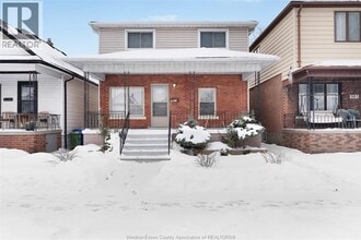 907 Gladstone Ave in Windsor, ON - Foto de edificio - Building Photo