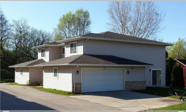 1927-1937 Barton Ave in West Bend, WI - Building Photo - Building Photo