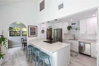 1323 Solana Rd in Naples, FL - Foto de edificio - Building Photo