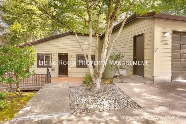 7566 SW Cresmoor Dr in Beaverton, OR - Building Photo - Building Photo
