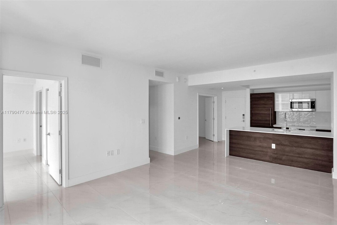 301 Altara Ave in Coral Gables, FL - Building Photo
