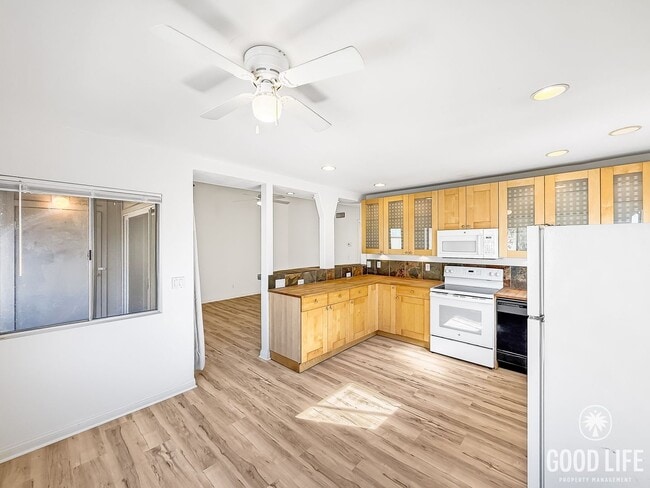 5543 Adobe Falls Rd in San Diego, CA - Building Photo - Building Photo