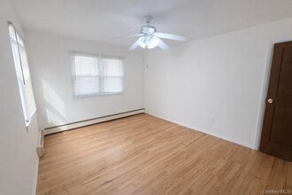 14 Upland Dr in East Northport, NY - Building Photo - Building Photo