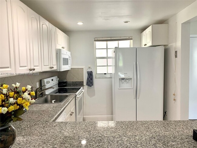 201 Galen Dr in Key Biscayne, FL - Building Photo - Building Photo