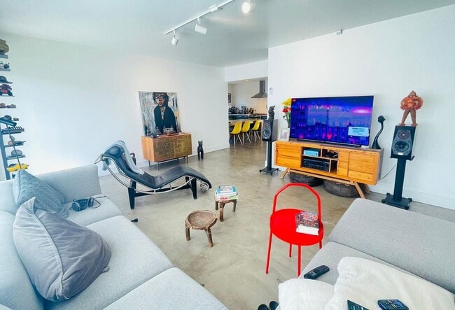 3834 La Rosa Dr