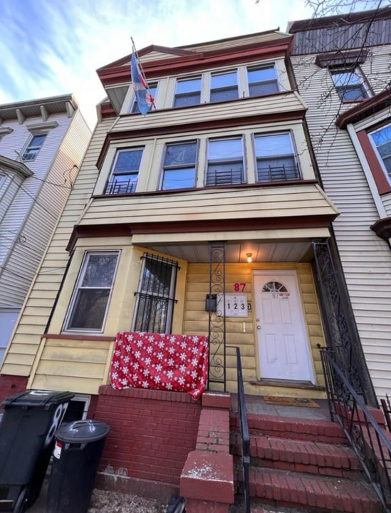 87 Clifton Ave in Newark, NJ - Building Photo