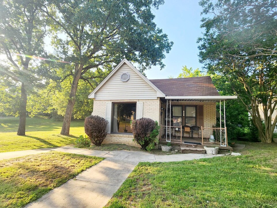 404 Oaklawn St in Hot Springs, AR - Foto de edificio