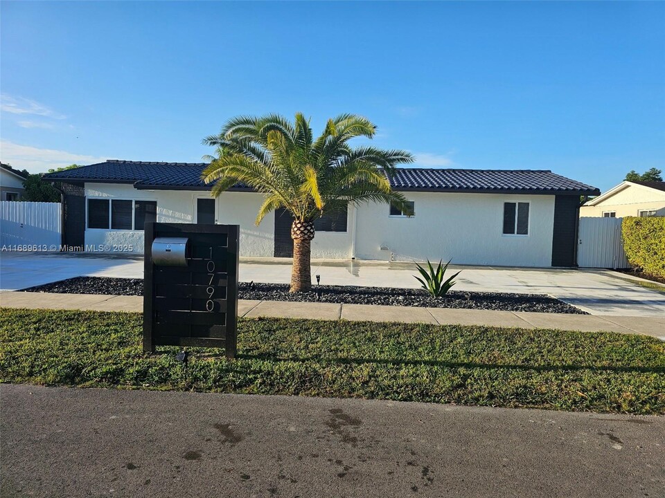 10790 SW 66th Dr in Miami, FL - Building Photo