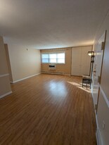 12 Thompson Rd in Manchester, CT - Building Photo