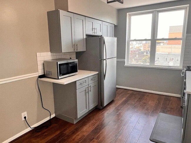 217 44th St in Union City, NJ - Foto de edificio - Building Photo