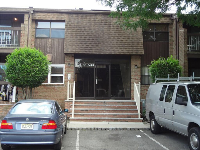 529 Sharon Garden Ct in Woodbridge, NJ - Foto de edificio - Building Photo