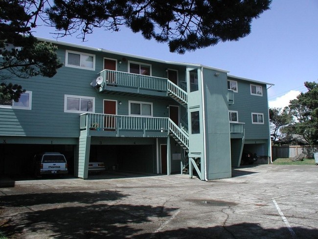 Condo Complex in Newport, OR - Foto de edificio - Building Photo