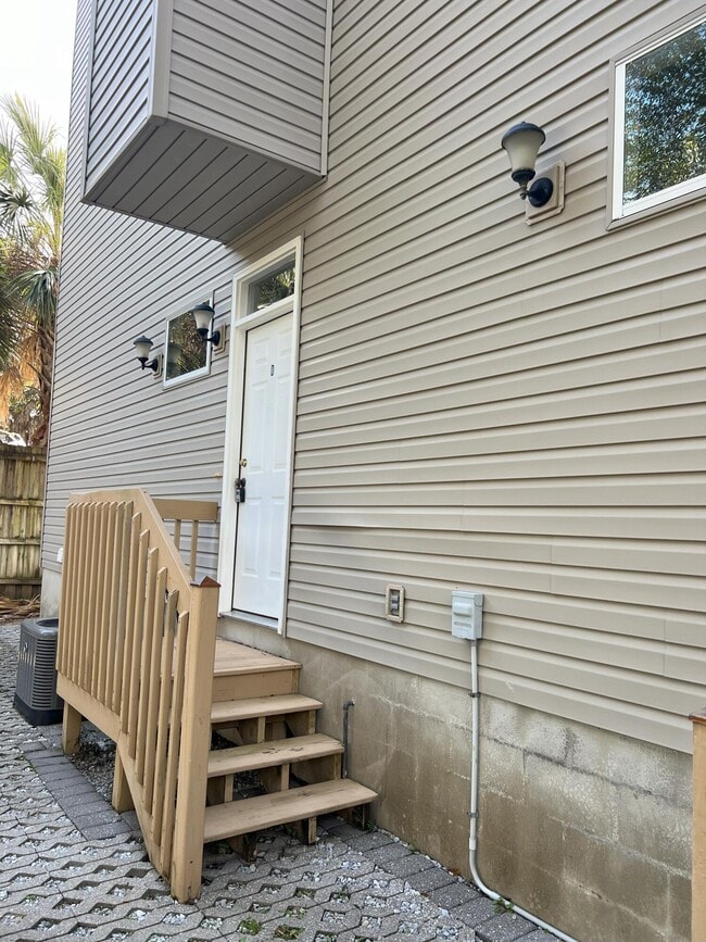 1147 N Bayshore Dr in Valparaiso, FL - Building Photo - Building Photo