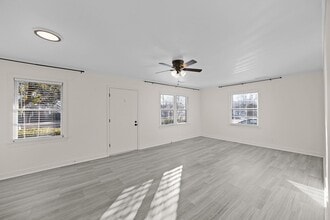 21 Waverly Dr in Jackson, TN - Foto de edificio - Building Photo