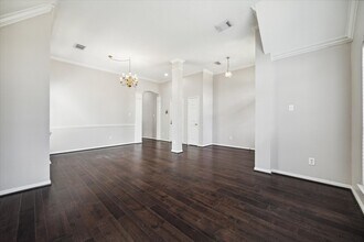 8830 Fairbloom Ln in Houston, TX - Foto de edificio - Building Photo