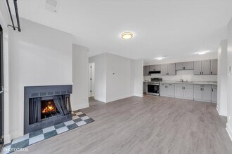 1955 N Hicks Rd in Palatine, IL - Foto de edificio - Building Photo