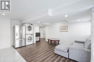 2515 Standardbred Dr in Oshawa, ON - Building Photo - Building Photo