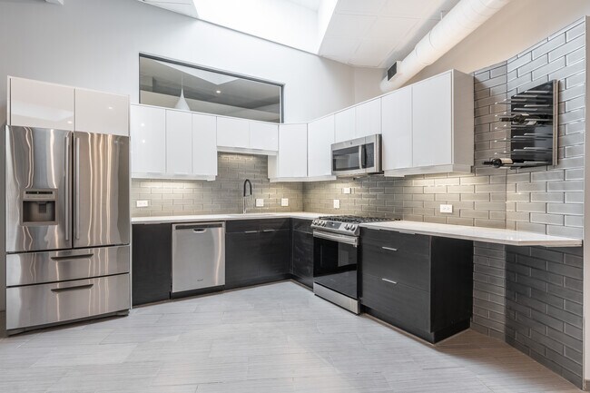 300 N Ogden Ave, Unit 1 in Chicago, IL - Building Photo - Building Photo