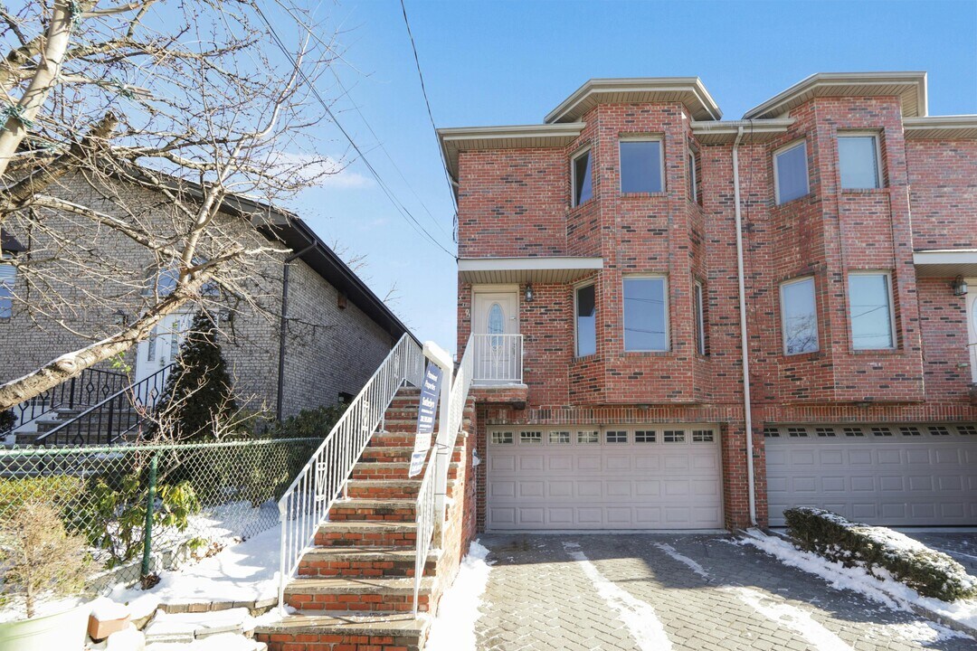 530A 1st St in Palisades Park, NJ - Building Photo