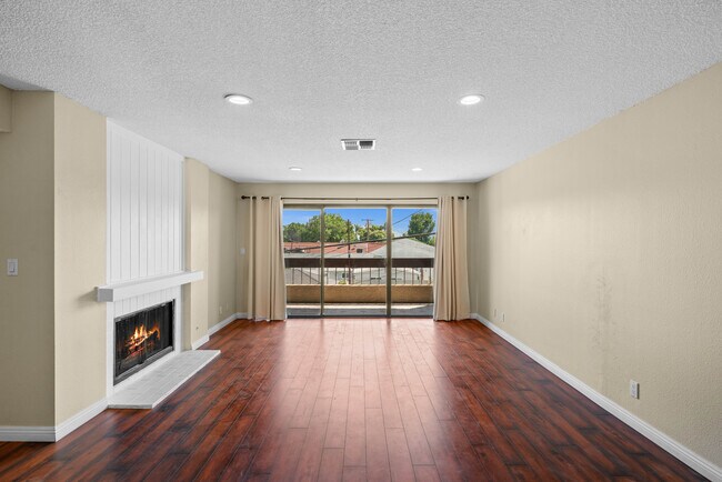 2121 Scott Rd, Unit 202 in Burbank, CA - Building Photo - Building Photo