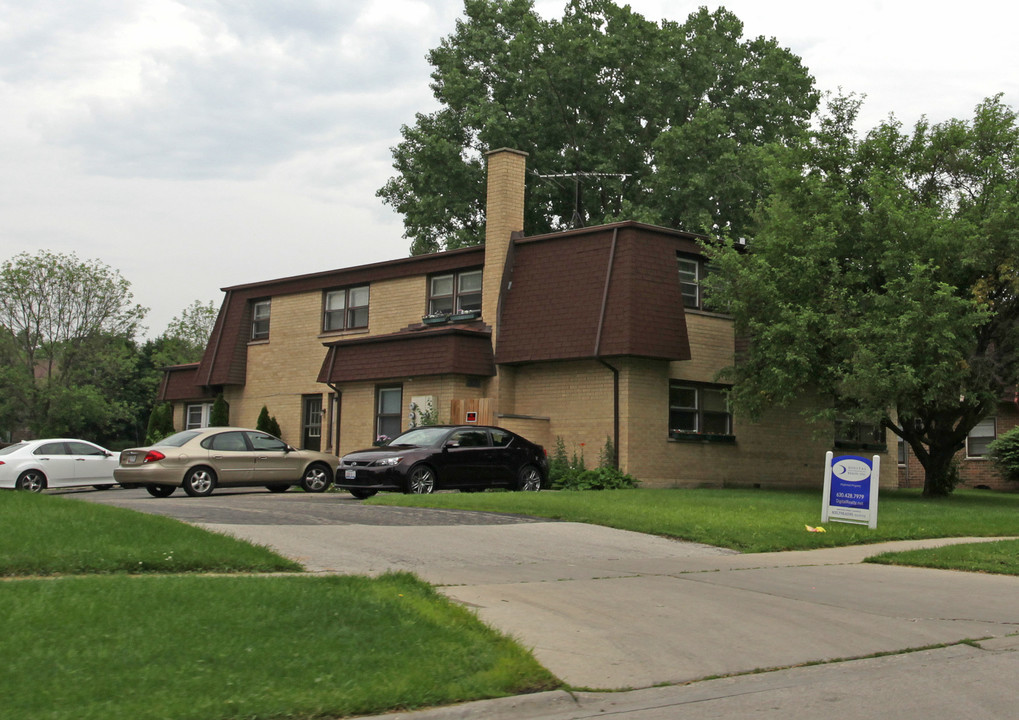 127 S Whispering Hills Dr in Naperville, IL - Building Photo