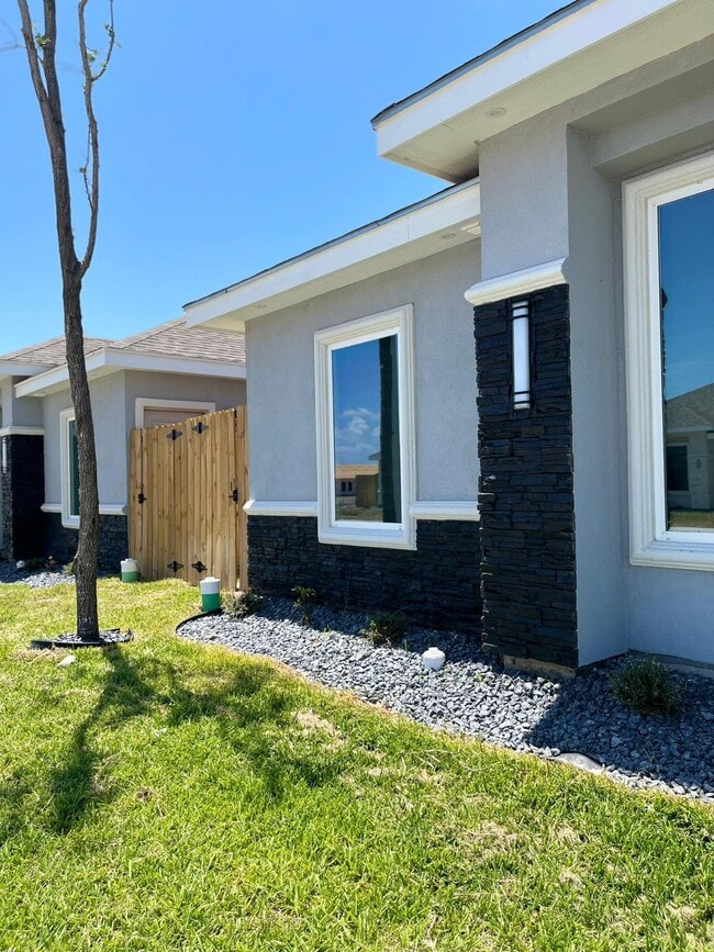 1000 N Abbey Ave, Unit 2