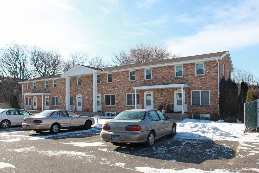 Lincoln Manor Townhomes in Minneapolis, MN - Building Photo