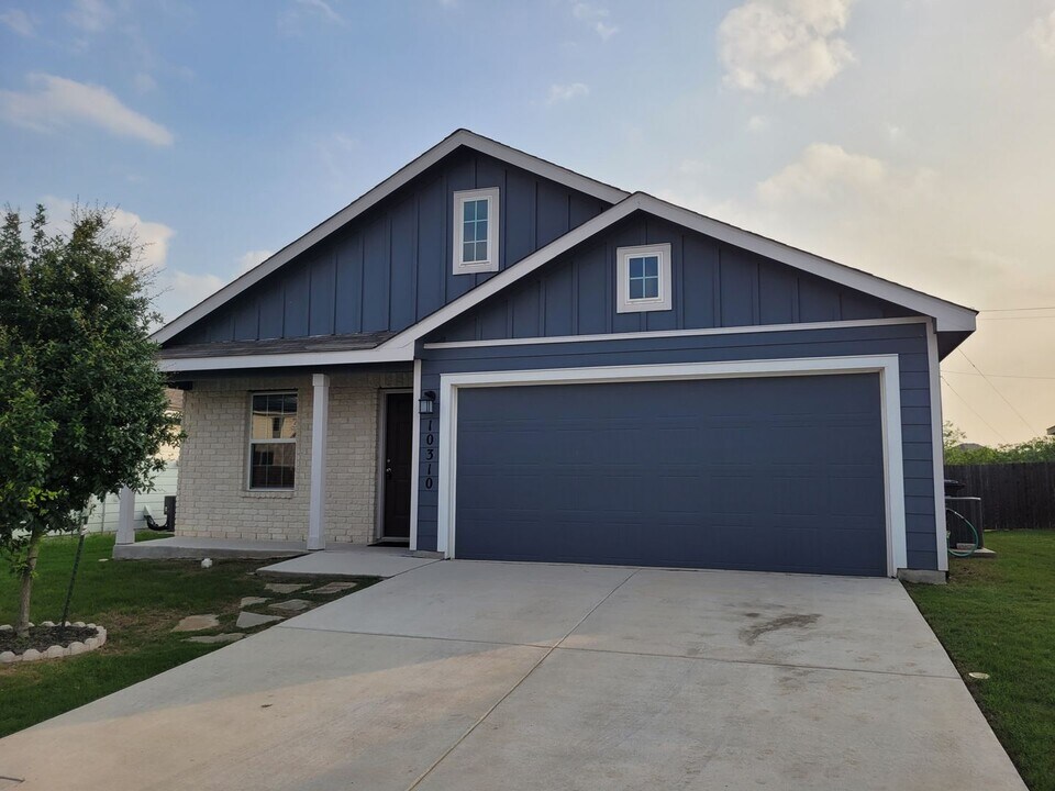 10310 Waverunner in Converse, TX - Building Photo