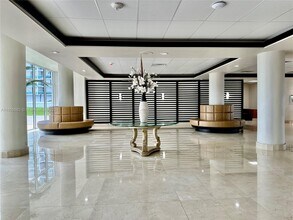 5005 Collins Ave, Unit 605 in Miami Beach, FL - Foto de edificio - Building Photo