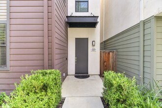 320 Barbato Ln in Sacramento, CA - Building Photo - Building Photo