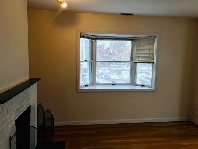 11 Bemis Rd, Unit 4 in Wellesley, MA - Foto de edificio - Building Photo