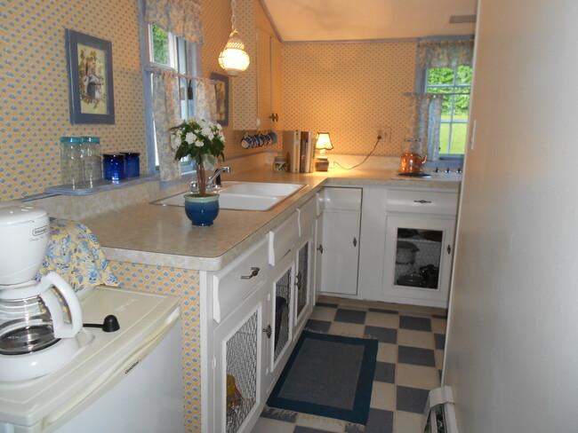 16 Country Club Rd, Unit Apartment 2 in East Rochester, NY - Building Photo - Building Photo