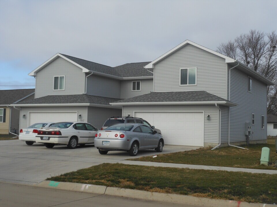 1519 Springbrook Dr in Cedar Falls, IA - Building Photo