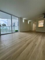 2457 Collins Ave, Unit 203 in Miami Beach, FL - Building Photo - Building Photo