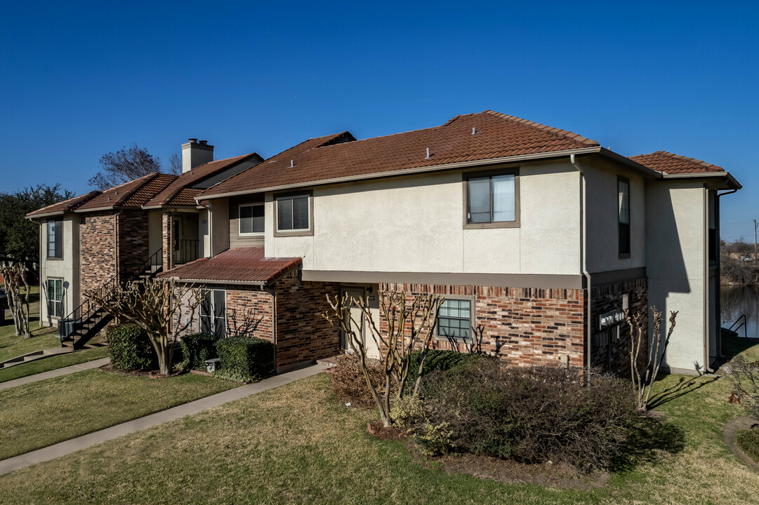 Turtle Lake Condos in Irving, TX - Building Photo