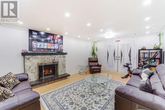 946 McBride Ave in Mississauga, ON - Building Photo - Building Photo